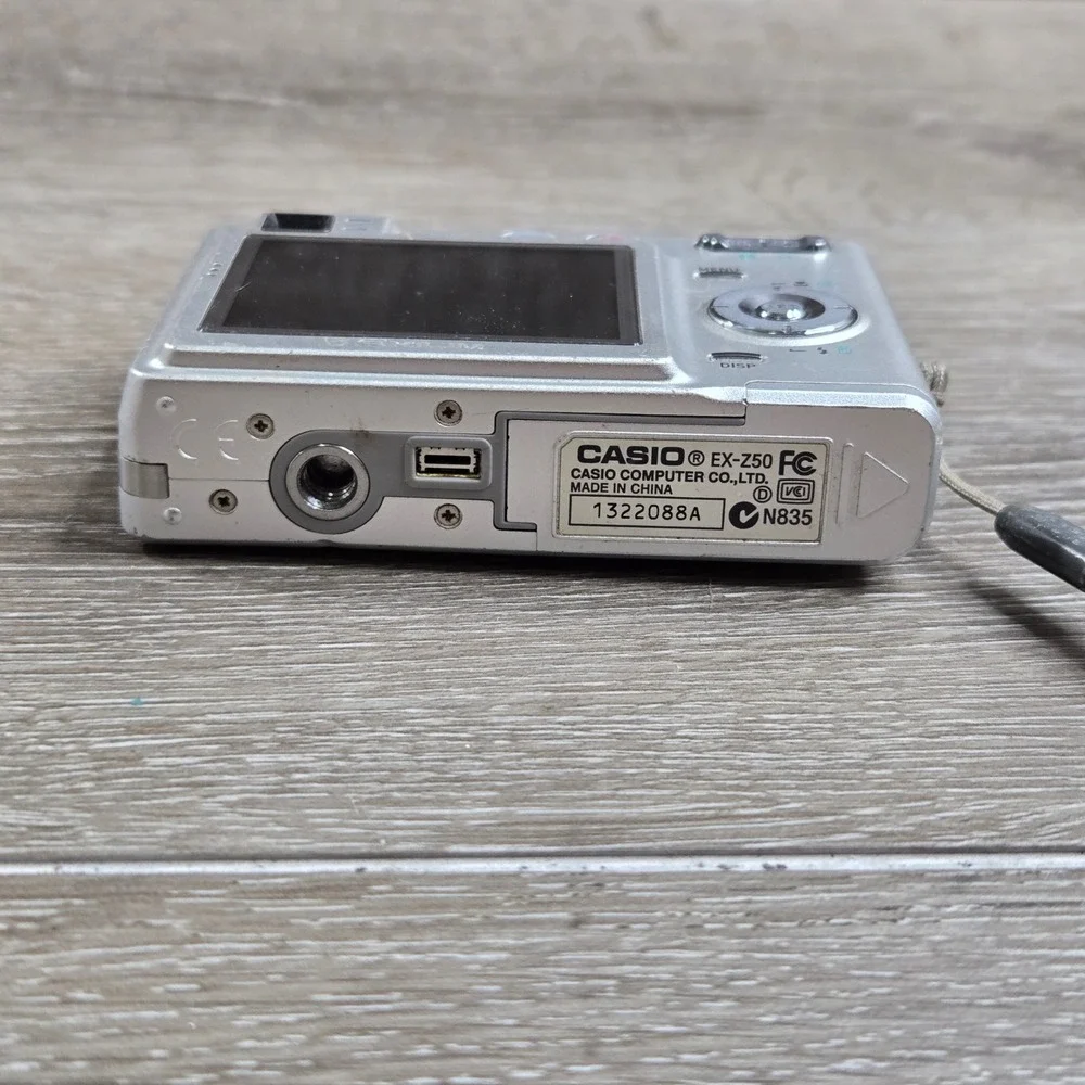 Casio Exilim EX-Z50 5.0MP Digital Camera Silver Bundle Kastar Battery Tested